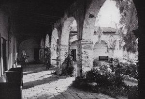 California: Mission San Juan Capistrano, grunnlagt 1776, sør for Los Angeles (s/hv-bilde) av American Photographer (after)