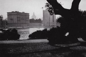 California: Oakland, Lake Merritt, i hjertet av byen, omgitt av flotte bygninger og mange vakre hjem (s/hv-bilde) av American Photographer (after)