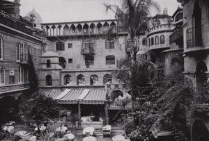 California: Riverside, Patio Dining Room of the Glenwood Mission Inn (s/hv-bilde) av American Photographer (after)