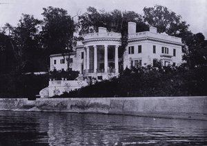 Charles A Platt: Gwinn, Lake Front (s/hvitt bilde) av American Photographer (after)