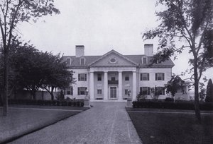 Charles A Platt: Villasera, The East Elevation (s/hvitt-bilde) av American Photographer (after)