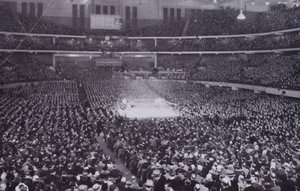 Chicago: Interiøret til Chicago Stadium under en bokseutstilling (s/hv-bilde) av American Photographer (after)