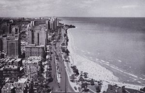 Chicago: Sheridan Road og Oak Street Beach, Looking North from Drake Hotel (s/hv-bilde) av American Photographer (after)