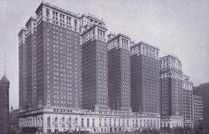 Chicago: The Stevens Hotel, med Blackstone Hotel til høyre (s/hvitt-bilde) av American Photographer (after)