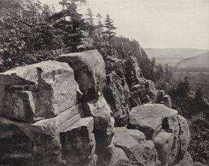 Cliffs nær Devil's Lake, Wisconsin (s/hvitt bilde) av American Photographer (after)