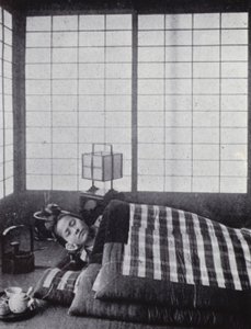 Jente sover mellom vatterte dyner med en trepute (s/hv-bilde) av American Photographer (after)