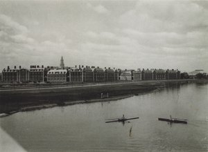 Harvard University: Graduate School of Business Administration fra Charles River (s/hv-bilde) av American Photographer (after)