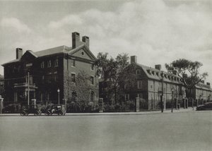 Harvard University: Phillips Brooks House; Slåmaskinhall, sovesal; Lionel Hall, sovesal (s/hvitt bilde) av American Photographer (after)