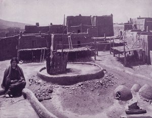Den indre domstolen i en Pueblo-by, Arizona (s/hvitt-bilde) av American Photographer (after)