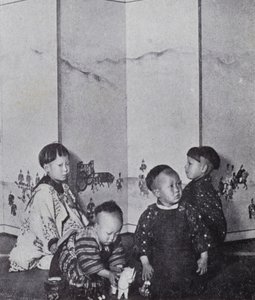 Japanske babyer som leker (s/hvitt-bilde) av American Photographer (after)