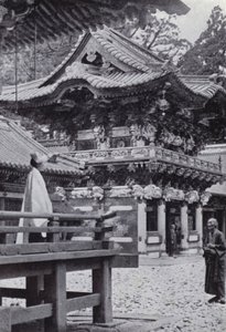Fantastiske skulpturer av det buddhistiske tempelet Yakushi (s/hvitt bilde) av American Photographer (after)