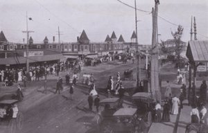 Old Orchard Beach, Maine: Scene nær depot (s/hv-bilde) av American Photographer (after)
