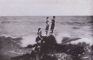 Old Orchard Beach, Maine: Surf på Googins Rocks (s/hvitt bilde) av American Photographer (after)