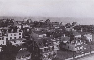Old Orchard Beach, Maine: Landsbyen ser østover fra Old Orchard House (s/hv-bilde) av American Photographer (after)