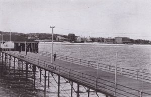 Old Orchard Beach, Maine: Utsikt fra havbryggen (s/hvitt bilde) av American Photographer (after)