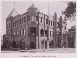 Savannah Volunteer Guards Building (s/hvitt bilde) av American Photographer (after)