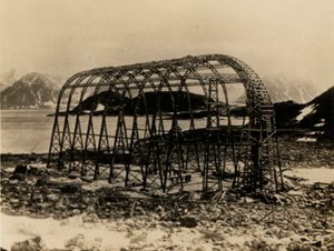 The America, et ikke-stivt luftskip bygget av Mutin Godard i Frankrike for Walter Wellmans forsøk på å nå Nordpolen med fly. (s/hvitt bilde) av American Photographer (after)