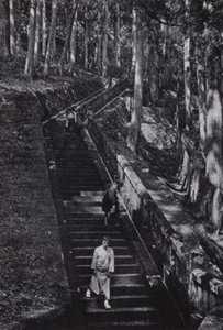 Trappene som fører til graven til Shogun Ieyasu (s/hvitt-bilde) av American Photographer (after)