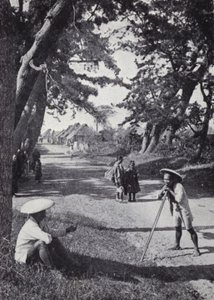 Veifarende som hviler på den gamle hovedveien fra Tokyo til Kyoto (s/hv-bilde) av American Photographer (after)