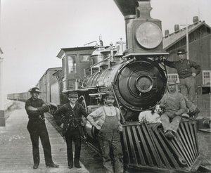 Et godstog fra Central Pacific-jernbanen med mannskap i Mill City, Nevada av American Photographer