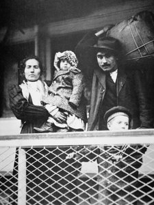 En italiensk innvandrerfamilie på fergen fra Ellis Island til New York City av American Photographer