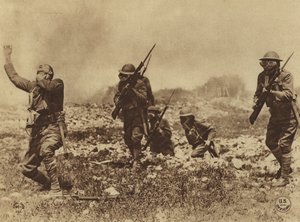 Amerika under første verdenskrig: Faren fra gassangrep ble påtvunget våre menn med alle midler for å håndheve lydighet mot hærens ordre om bæring og bruk av gassmasker (s/h-foto) av American Photographer