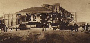 Amerika under første verdenskrig: NC-3 og NC-4 foran hangaren sin, klare for den transatlantiske flyvningen (s/h-bilde) av American Photographer