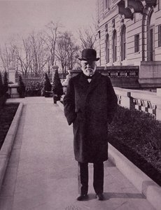 Andrew Carnegie utenfor sitt herskapshus på Fifth Avenue, New York av American Photographer