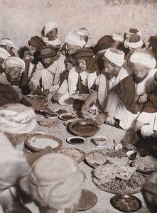 Arabiske landsbyboere spiser et måltid, Palestina (s/h-bilde) av American Photographer