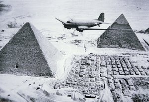 C-47 flyr over Egypts pyramider av American Photographer
