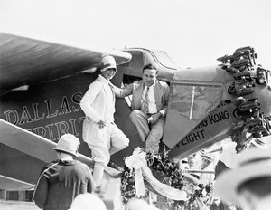Kaptein og fru P Erwin ved avdukingen av Dallas Spirit på Love Field, 6. august, 1927 av American Photographer