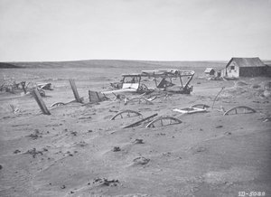 Bil- og gårdsmaskiner begravd av støv og sand, Dallas, South Dakota av American Photographer