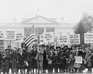 Barn i Det hvite hus appellerer til presidenten om løslatelse av politiske fanger, 1922 (s/hvitt-bilde) av American Photographer