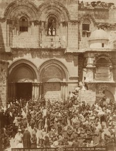 Den hellige gravs kirke, Jerusalem, med gårdsplassen overfylt med pilegrimer samlet til påske, 1898-1911 av American Photographer