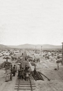 Bygging i 1869 av Central Pacific Railways - Nevada - Arbeidere som bygger jernbanelinjene til Central Pacific Company for å bygge den første nordamerikanske transkontinentale jernbanen. (Central Pacific Railroad Company) av American Photographer