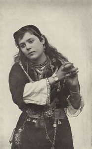 Dancing Girl in the Street of Cairo Theatre av American Photographer