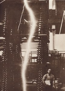 Utladning av kunstig lyn fra en fem millioner volts generator (s/h-bilde) av American Photographer