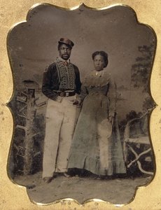Fireman and Bride, ca. 1860 (kvartalt tinntype, håndfarget med forgylt høylys, skinn) av American Photographer