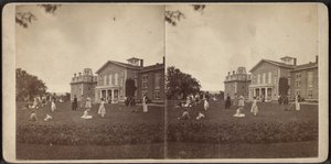 Foran herregården og plenen, Oneida Community, New York State, ca. 1870 av American Photographer