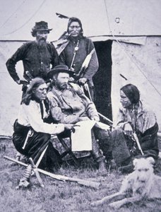 General George A. Custer (1839-76) med sine indiske speidere under Yellowstone-ekspedisjonen i 1873 av American Photographer