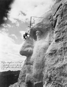 Gutzon Borglum inspiserer arbeid på Washington ved Mount Rushmore, 1932 av American Photographer