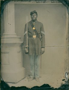 Henry F. Steward, sersjant i 54th Massachusetts Volunteer Infantry Regiment, 1863 (håndfarget kvartplate ambrotype) av American Photographer