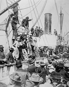 Håpefulle prospektører forlater Vancouver under Klondike Gold Rush (1897-98) 1898 (s/hv-bilde) av American Photographer