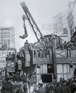 Houdini rømmer fra en tvangstrøye mens han ble hengt opp i en kran i New York City (s/hvitt-bilde) av American Photographer
