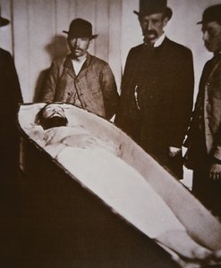 Jesse James i kisten etter å ha blitt skutt og drept i 1882 (s/hvitt-bilde)
