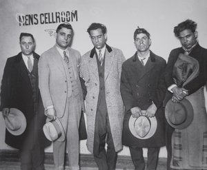 Joe Aiello (1891-1930) med sine håndlangere i politiets varetekt av American Photographer