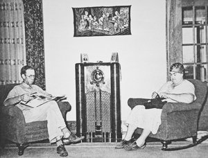 Hører på en av president Roosevelts 'Fireside Chats' på radioen, Kansas, ca. 1930 (s/hvitt-bilde) av American Photographer