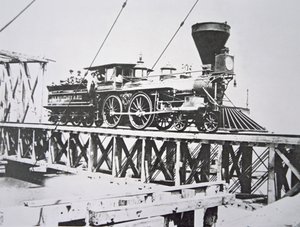 Lokomotivet til US Military Railroads (Union Army) som krysser bukkbroen over Potomac-elven (s/hv-bilde) av American Photographer