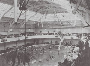 Long Beach, California: Interiøret i badehuset (s/h-bilde) av American Photographer