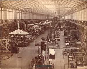 Machinery Hall, South Avenue, Philadelphia Centennial International Exhibition, 1876 (sølvalbumintrykk) av American Photographer